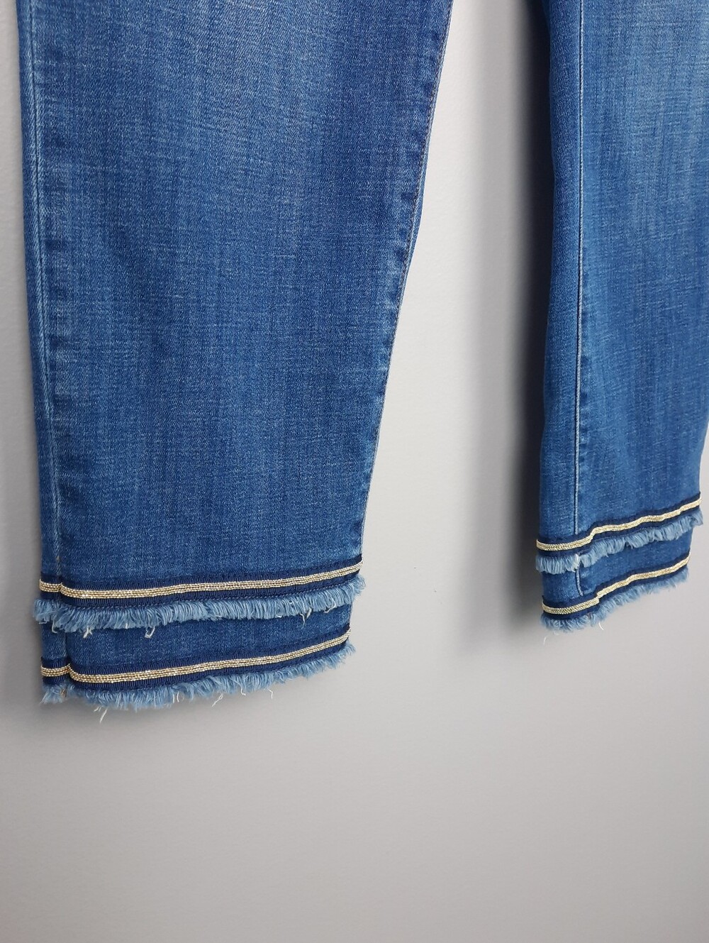 Chico's Embellished Raw Hem So Slimming Girlfriend Slim Leg Crop Jeans size 10 - Picture 3 of 15
